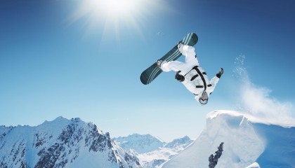 开云下载网址-_夜光灯光冲刺赛：灯火下的速度较量_，灯光show