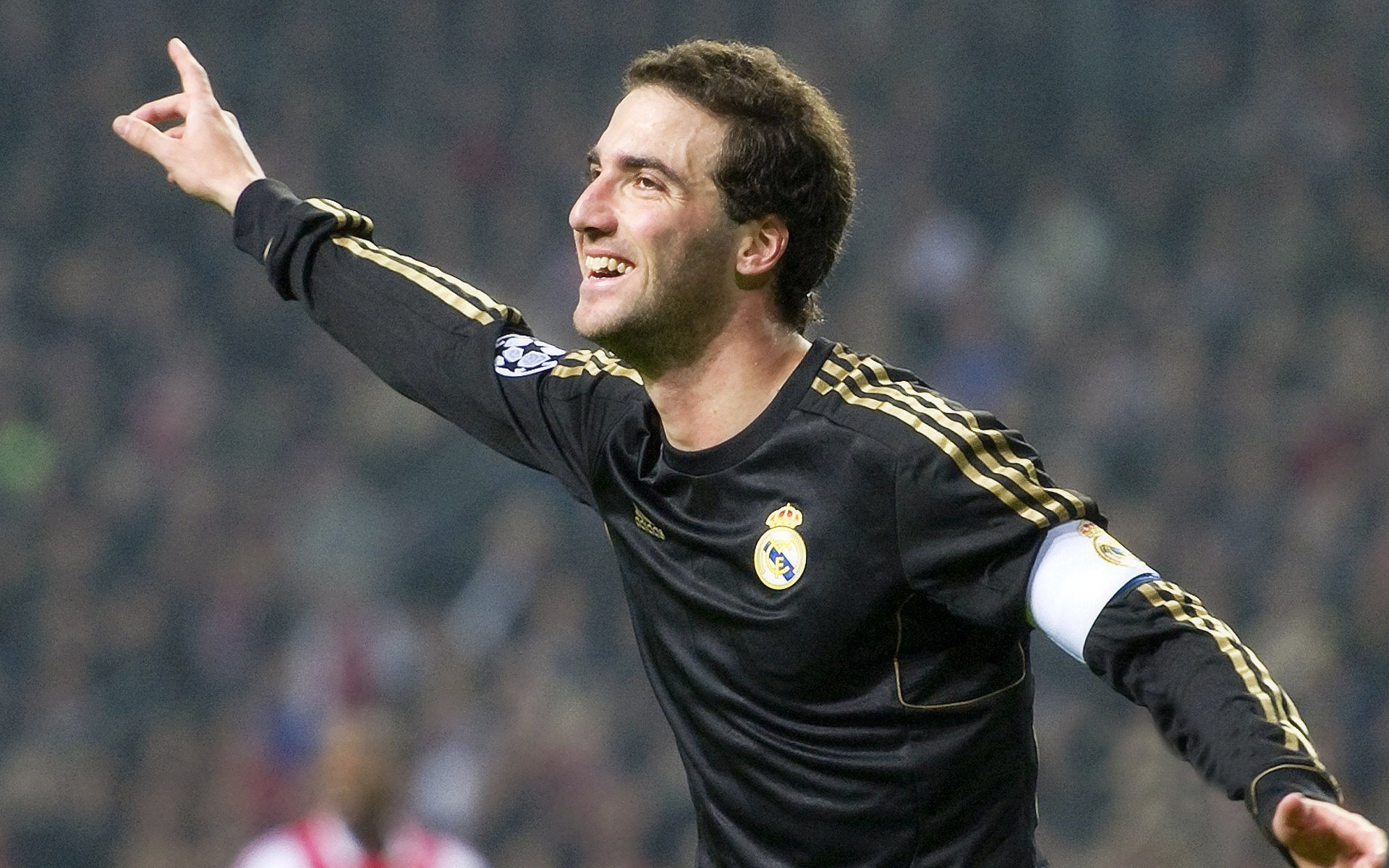 意大利骑手格里高利·瓦特莱特在2024年国际马术联合会障碍赛世界巡回赛中以“Maximus”马匹获得个人第五名，展现坚韧精神。